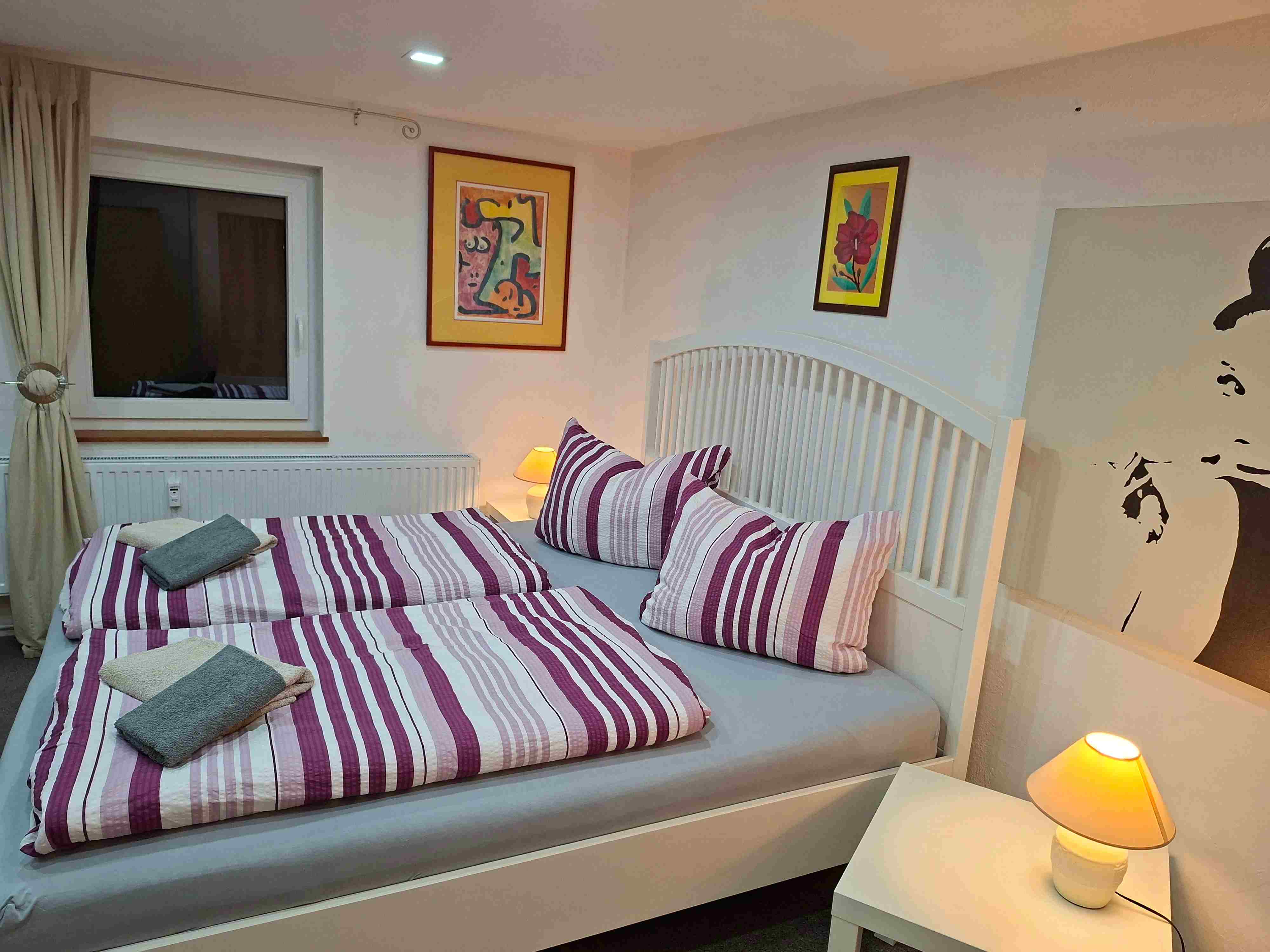 Schlafzimmer mit Doppelbett